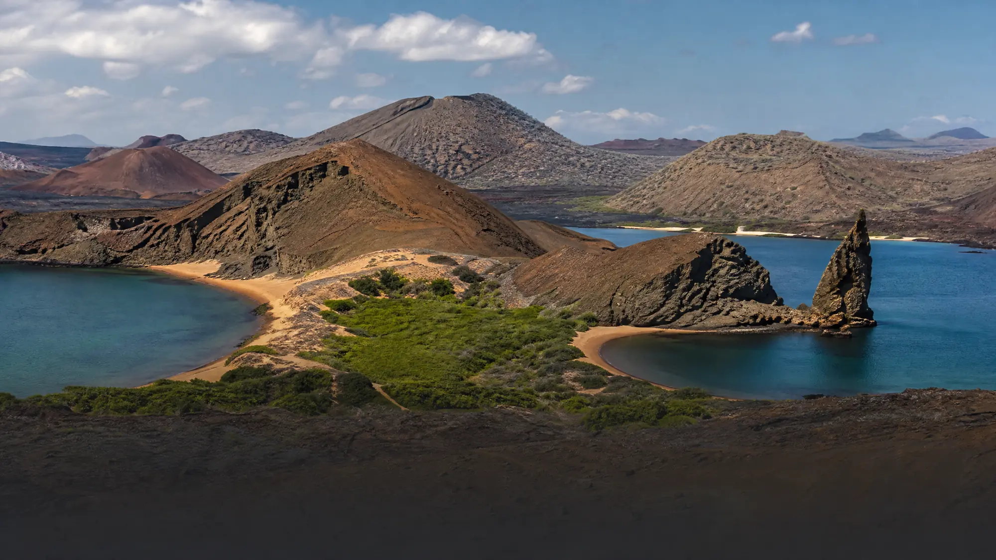 Besteigen Sie einen 114 Meter hohen Vulkangipfel und schnorcheln Sie mit Galapagos-Pinguinen. Der Zugang ist ausschließlich geführten Tagesausflügen ab Puerto Ayora vorbehalten.