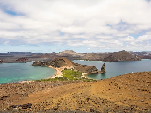 Weite Landschaft der Bartolomé-Insel mit dem Pinnacle Rock und umliegenden vulkanischen Formationen.
