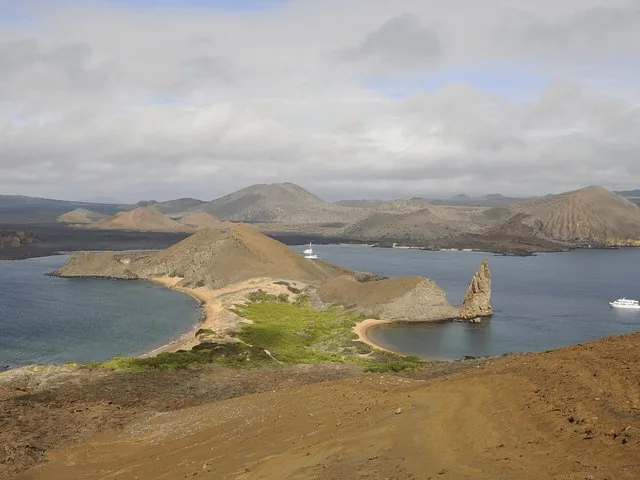 Ein Panoramablick auf die Bartolomé-Insel und ihren ikonischen Pinnacle Rock.