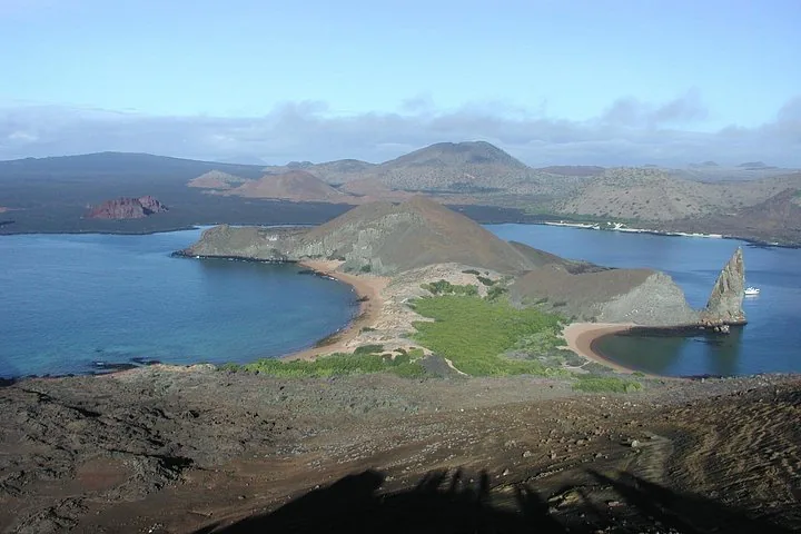 Un mirador panorámico de la Isla Bartolomé, con su singular geografía volcánica y aguas cristalinas.