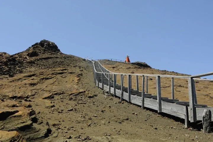 Escaleras de madera que suben por el empinado y árido paisaje volcánico de la Isla Bartolomé.